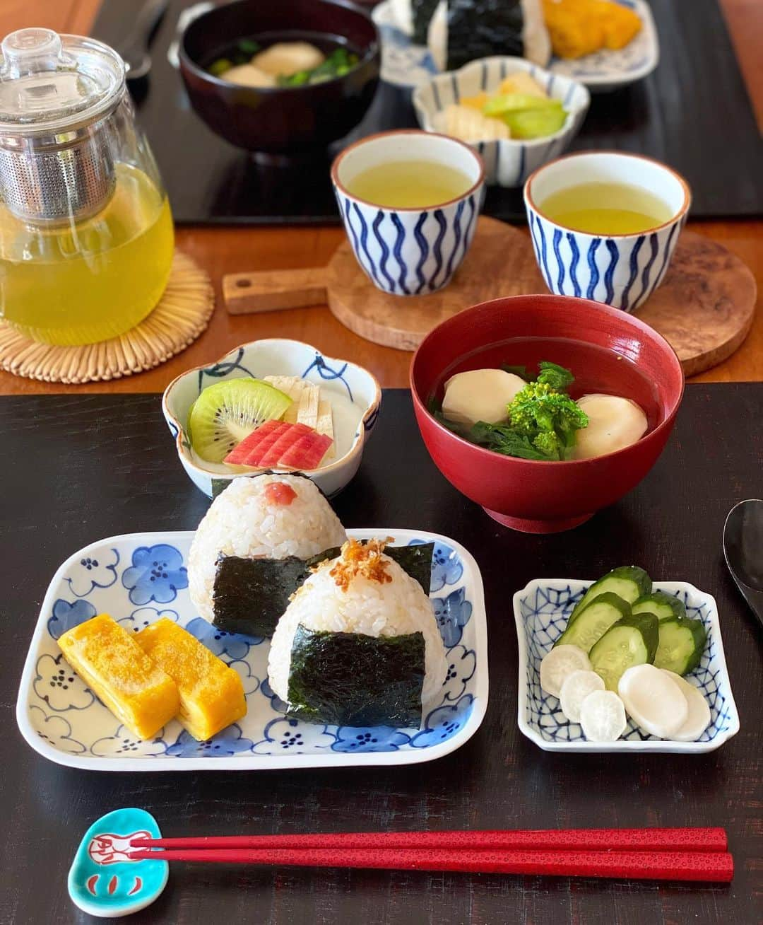 kokochiyoiさんのインスタグラム写真 - (kokochiyoiInstagram)「2020/01/13 今朝は#おにぎり#朝食！ ごはんは白米:#金芽米。 おにぎり🍙の具は、 オリーブおかかと梅肉❤️ 糠漬けは定番のきゅうりと、 先日七草粥セットに入っていた ミニミニ大根とミニミニ蕪も 漬けてみました(おいしかった😋) 他には 甘い卵焼き、 菜の花入り鰯の#つみれ汁 (つみれは既製品🤣)、 フルーツINヨーグルト、 緑茶。 ＊ ＊ ＊ 我が家定番の#おにぎりの具、 #オリーブおかか は、 ふわふわの細かな削り節に オリーブオイルとお醤油を 混ぜたもの(#kokochiyoiレシピ)。 オリーブオイルと鰹節、 #合うんです!!😚 ＊ ＊ ＊ お花がかわいい角皿は、 #九谷青窯。 春の気配を感じると 使いたくなる器です🥰」1月13日 14時26分 - kokochiyoi