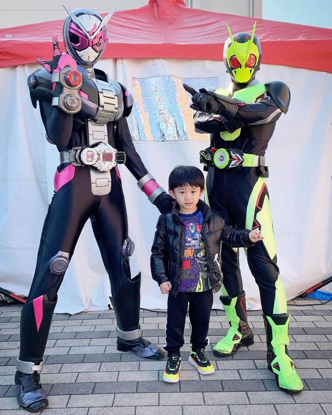 小堀ケネスのインスタグラム：「今日はディーン君が大好きな仮面ライダーたちに会えました！　ショーも迫力満点でディーン君テンション絶好調！😄 ずっと肩車はやっぱり腰にきますね〜。😅 Little Dean got to meet his Action Hero’s today!  Kamen Rider bringing smiles to little faces.😊 #notdrunk #littledean #kamenrider #zeroone #happykid #ディーン君#仮面ライダー#夢のひととき  @mariakamiyama」