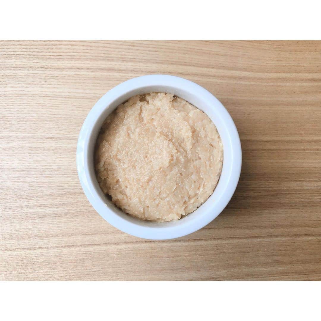 竹中友紀子のインスタグラム：「#発酵生活  醸し初め 昨年12月に仕込んだ甘白味噌ができあがりました。 那須の渋井農業研究所の渋井さんにいただいた生米麹で仕込んだもの。 いつもの甘白味噌に比べて甘みが増している^ ^ 2月頭の舞台本番に向けて、ここからハードな生活が続くので、稽古場にお野菜と一緒に持ち込んだりしながら、発酵パワーで乗り切りたいと思います。 そして、大津の九重味噌さんで購入した生米麹で2020年の醸し初め。ひよこ豆を使って寒仕込み味噌を1キロ仕込みました。 麹歩合　15歩 塩分　12.5% この冬はいろんな種類のお味噌を少量ずつ仕込みたいと思っています。 1年後の食べ比べが楽しみです♪ 3枚目はいつもの醤油麹。こちらは1日1回混ぜながら、1週間から10日後に完成予定。」