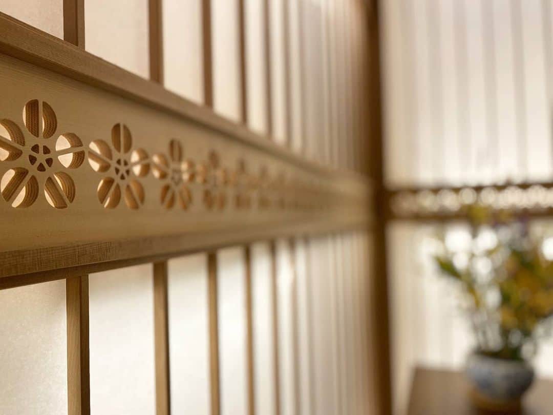 有限会社 稲葉製材住宅のインスタグラム：「どもです🤥 障子のワンポイント 梅の花をモチーフにしたデザイン🌸 可愛らしくて心を揺さぶるひと手間です✨  #障子 #建具 #梅の花デザイン #おしゃれ #かわいい #ワンポイント #和風 #和モダン #日本 #デザイン #職人 #家 #家づくり #マイホーム #暮らし #日々 #暮らしやすい家 #使いやすい家 #丁寧な家づくり #自然素材 #ナチュラル #新築 #リフォーム #リノベーション #工務店 #熊本 #玉名 #山鹿 #稲葉製材住宅 #イナバ」