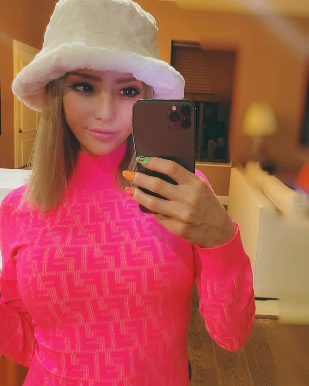 𝑵𝑶𝑹𝑰𝑲𝑶さんのインスタグラム写真 - (𝑵𝑶𝑹𝑰𝑲𝑶Instagram)「@fendi ✖️ @nickiminaj  のコラボ限定ワンピース💗 .  嬉しすぎて🇺🇸で二回も着ちゃった🥰 . Vegasの綺麗めにもラフにも着れる露出Oのあったかワンピ💕 . ちなみにこの帽子はVeniceに売ってた1000円の☺️ . この靴下のおかげで冬も履けちゃうこの FENDIのサンダル最高なの💗 .  この靴下は勿体なくて、なかなか履けないから宝物にして履いてます🥺💗 .  nickyみたいな体型になるにはアメリカに３年くらい住んだらなれますかね？笑 .  #fendipink #nickyminaj #allpink  #lovepink #lastnight #santamonica #LA #thxmylove #happy💗」1月13日 14時41分 - norip_ppz