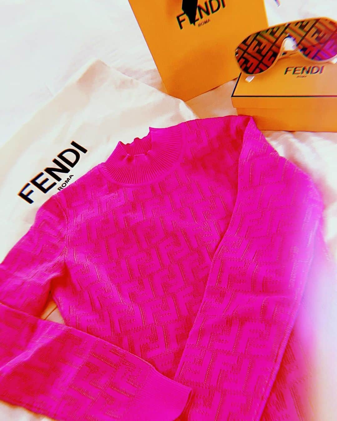 𝑵𝑶𝑹𝑰𝑲𝑶さんのインスタグラム写真 - (𝑵𝑶𝑹𝑰𝑲𝑶Instagram)「@fendi ✖️ @nickiminaj  のコラボ限定ワンピース💗 .  嬉しすぎて🇺🇸で二回も着ちゃった🥰 . Vegasの綺麗めにもラフにも着れる露出Oのあったかワンピ💕 . ちなみにこの帽子はVeniceに売ってた1000円の☺️ . この靴下のおかげで冬も履けちゃうこの FENDIのサンダル最高なの💗 .  この靴下は勿体なくて、なかなか履けないから宝物にして履いてます🥺💗 .  nickyみたいな体型になるにはアメリカに３年くらい住んだらなれますかね？笑 .  #fendipink #nickyminaj #allpink  #lovepink #lastnight #santamonica #LA #thxmylove #happy💗」1月13日 14時41分 - norip_ppz