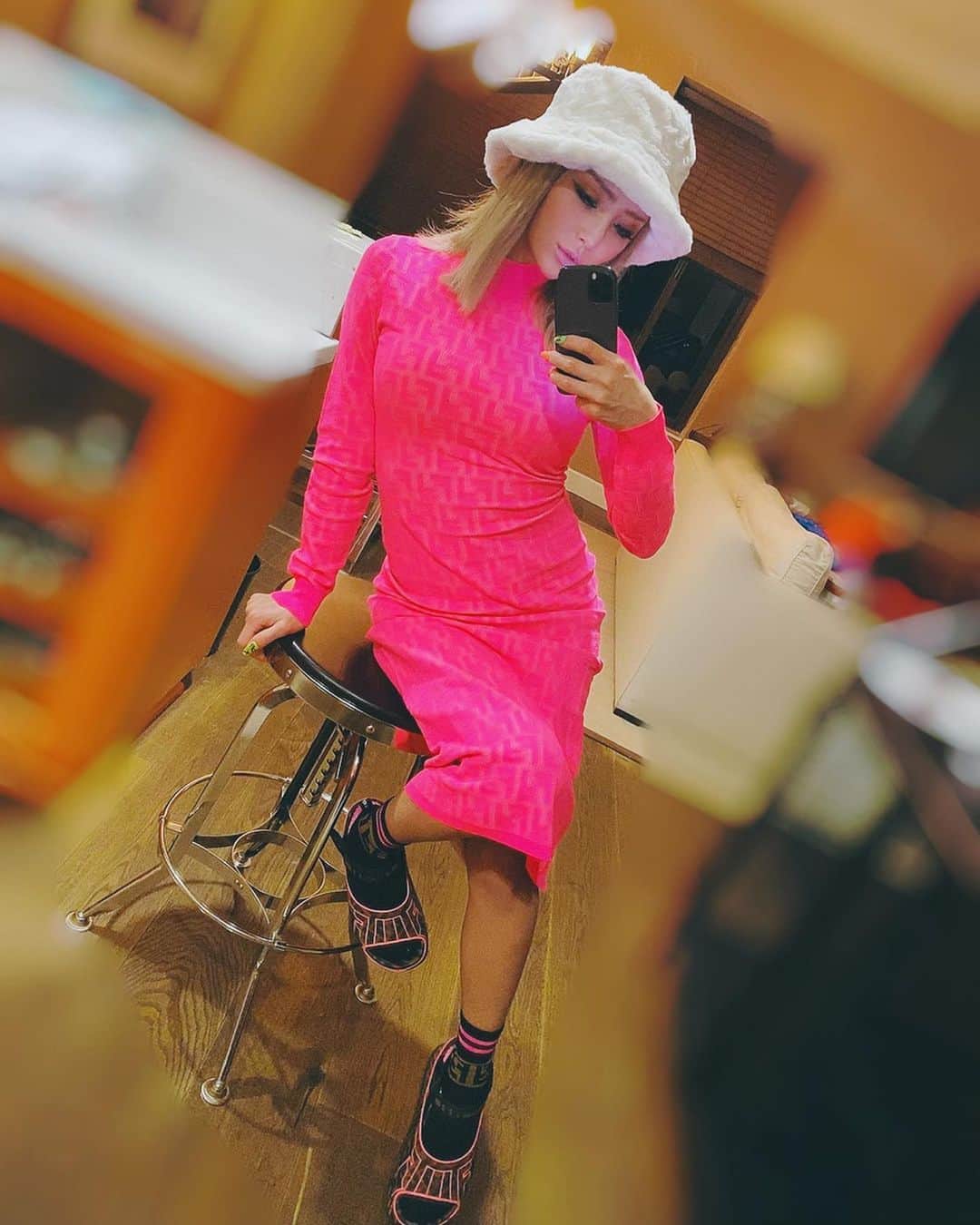 𝑵𝑶𝑹𝑰𝑲𝑶さんのインスタグラム写真 - (𝑵𝑶𝑹𝑰𝑲𝑶Instagram)「@fendi ✖️ @nickiminaj  のコラボ限定ワンピース💗 .  嬉しすぎて🇺🇸で二回も着ちゃった🥰 . Vegasの綺麗めにもラフにも着れる露出Oのあったかワンピ💕 . ちなみにこの帽子はVeniceに売ってた1000円の☺️ . この靴下のおかげで冬も履けちゃうこの FENDIのサンダル最高なの💗 .  この靴下は勿体なくて、なかなか履けないから宝物にして履いてます🥺💗 .  nickyみたいな体型になるにはアメリカに３年くらい住んだらなれますかね？笑 .  #fendipink #nickyminaj #allpink  #lovepink #lastnight #santamonica #LA #thxmylove #happy💗」1月13日 14時41分 - norip_ppz