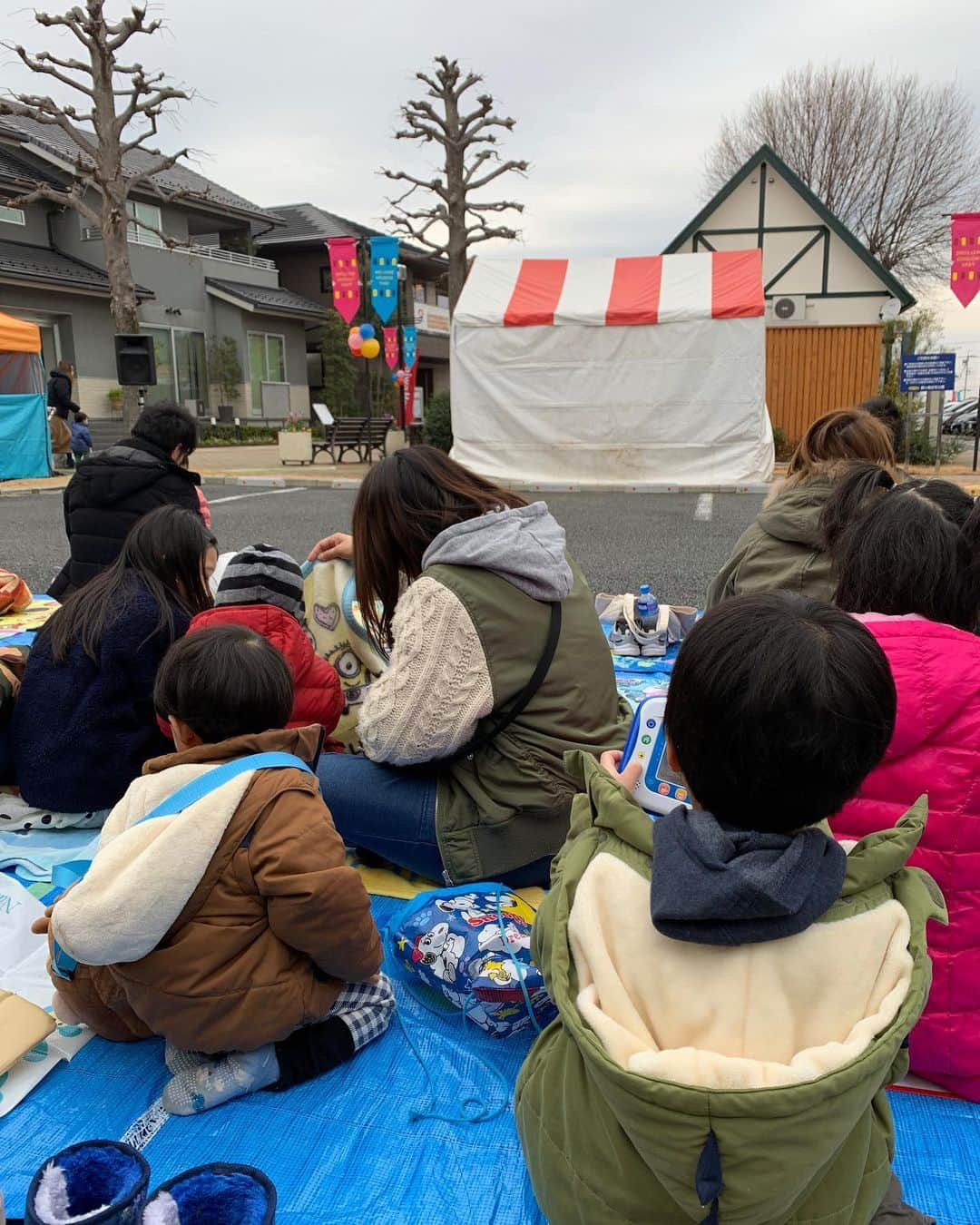 剣崎裕歌（石川裕梨）さんのインスタグラム写真 - (剣崎裕歌（石川裕梨）Instagram)「昨日は本番前最後のOFF！！！！ とっちゃんが大好きなリュウソウジャーショーを観に行って、ご飯&クレープ食べて、雄貴が見たがってたアナと雪の女王2を見て、キッズパークで遊んで、焼肉食べたらもう寝る時間でした！！そして今朝は気になってた枯葉拾いをして、アンパンマンショーを見に行き、買い物して、カレーを食べたらカレーまみれにされたので一旦家帰って着替えて、劇場入りです！！！！ きっと今日の帰りも遅くて寝てるだろうし、明日の朝は早くて寝てるだろうし、夜はまた遅くて寝てるし、次の日の朝も多分早くて寝てるだろうし、夜遅くて寝てるし…多分今から2日間ぐらい小人たちが起きてる姿に会いません！！！！ 沢山遊べて良かった♫ ママ、頑張るぞーーー！！！！ 写真 ①リュウソウジャーショー。いつもありまり人いない ②クレープ兄 ③クレープ弟 ④アナ雪観る前。1より2の方が面白かった！私的に！！ ⑤遊ぶ兄 ⑥遊ぶ弟 ⑦焼肉兄 ⑧焼肉弟 ⑨アンパンマンショーの人の多さ！ ⑩カレーまみれにされた私」1月13日 14時51分 - uriyarou