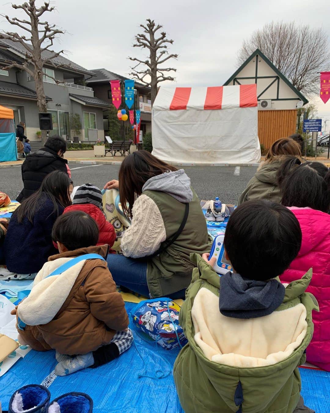 のインスタグラム：「昨日は本番前最後のOFF！！！！ とっちゃんが大好きなリュウソウジャーショーを観に行って、ご飯&クレープ食べて、雄貴が見たがってたアナと雪の女王2を見て、キッズパークで遊んで、焼肉食べたらもう寝る時間でした！！そして今朝は気になってた枯葉拾いをして、アンパンマンショーを見に行き、買い物して、カレーを食べたらカレーまみれにされたので一旦家帰って着替えて、劇場入りです！！！！ きっと今日の帰りも遅くて寝てるだろうし、明日の朝は早くて寝てるだろうし、夜はまた遅くて寝てるし、次の日の朝も多分早くて寝てるだろうし、夜遅くて寝てるし…多分今から2日間ぐらい小人たちが起きてる姿に会いません！！！！ 沢山遊べて良かった♫ ママ、頑張るぞーーー！！！！ 写真 ①リュウソウジャーショー。いつもありまり人いない ②クレープ兄 ③クレープ弟 ④アナ雪観る前。1より2の方が面白かった！私的に！！ ⑤遊ぶ兄 ⑥遊ぶ弟 ⑦焼肉兄 ⑧焼肉弟 ⑨アンパンマンショーの人の多さ！ ⑩カレーまみれにされた私」