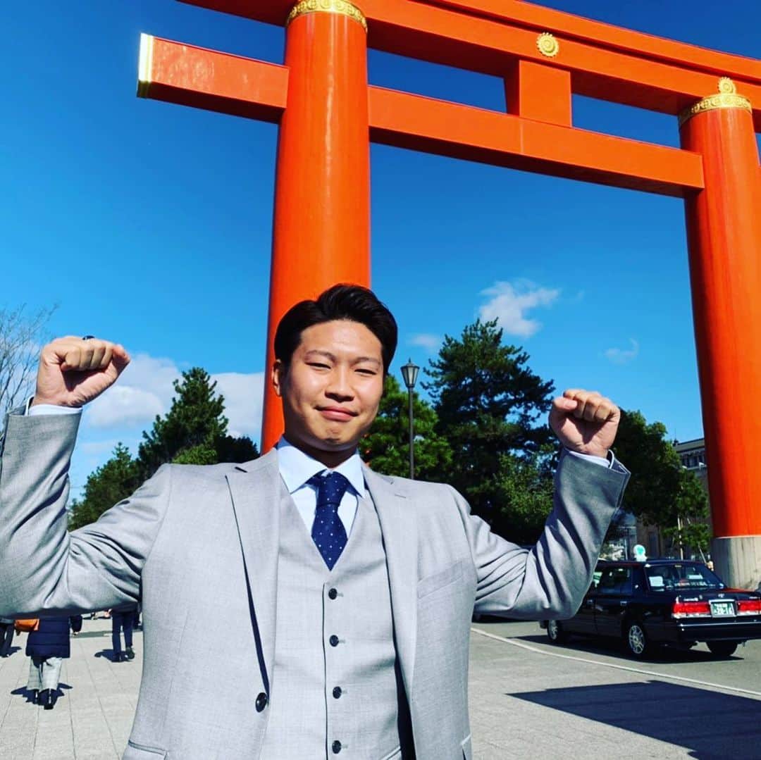 牧丈一郎のインスタグラム：「新成人の皆様おめでとうございます！ 今年は野球人としても、社会人としても人からかっこいいと思ってもらえるような人間になれるように頑張っていきます！ 今日は京都の同い年のみんなありがとう！ #京都#成人式#みやこめっせ#スーツは#西田さんのところで#作ってもらいました」