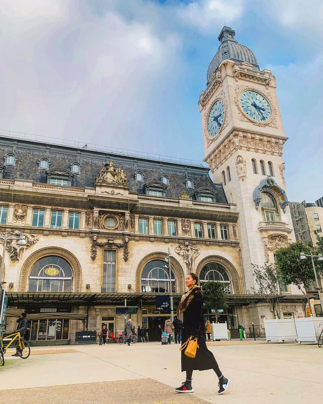 西内ひろさんのインスタグラム写真 - (西内ひろInstagram)「Paris→🚅Dijon 1時間半かけて移動します🍇ワイナリーを目指して🍷 #よく歩くのでシューズがbetter #paris #dijon #station #西内ひろのオススメ旅」1月13日 14時54分 - 0214hiro