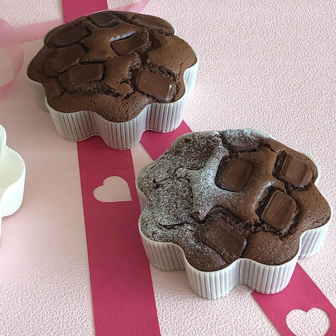 cook kafemaruさんのインスタグラム写真 - (cook kafemaruInstagram)「#chocolatecake#ほっとけーきみっくす#簡単チョコケーキ#これは美味いっ💕100均の型使用でハート型にもカットできる#バレンタイン 小さなマフィン型でも焼けます！」1月13日 14時57分 - kafemaru