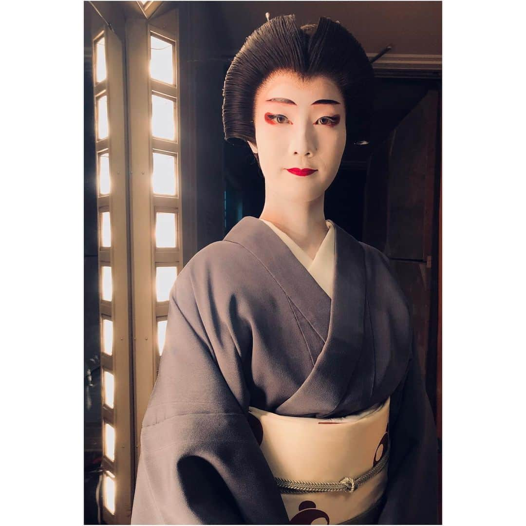 花柳まり草さんのインスタグラム写真 - (花柳まり草Instagram)「2020.1.12 【新春舞踊大会】 皆様お久しぶりでございます。 新春舞踊大会が終わるまではSNSに、あまり触れないようにしておりましたので、ご挨拶が遅くなりまして申し訳ございません。  今年も、何卒宜しくお願い申し上げます☺️💖 さて、昨日無事に新春舞踊大会の舞台で踊らせて頂きました。 今年は長唄の『外記猿』という作品に挑戦させて頂きました。  舞台の上では、相方の猿の豆二郎🐒（勝手に命名）と、愛馬のまーぶるちゃん🐴（マザー牧場で乗ったお馬ちゃんの名前）と一緒に踊っているような気持ちでした笑笑  課題は残りますが、大きな事故もなく、無事につとめさせて頂いたことに、ただただ感謝しております。  ご覧下さいましたお客様、お世話になりました裏方の皆様、そしてご指導頂きました眞理子師匠に心より感謝申し上げます。  ありがとうございました😌💖💖💖 #新春舞踊大会 #日本舞踊協会  #花柳流 #日本舞踊家  #長唄 #外記猿 #日本舞踊  #舞台 #芸術 #習い事 #踊り  #着物  #宝塚 #宝塚歌劇団 #宝塚og #花柳まり草 #me  #art #art_of_japan #dance #japanesedance #japanesedancer #kimono #fashion #takarazuka #love #marikusahanayagi」1月13日 15時01分 - marikusa.hanayagi