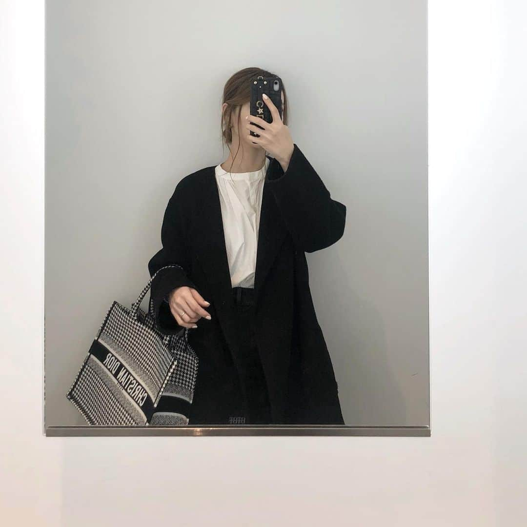 石元歩唯さんのインスタグラム写真 - (石元歩唯Instagram)「mirror selfie  少し前の #outfit 📓 今冬はほとんど薄着だったなぁ⛄️ . coat,blouse @amel_official__ iPhone case,bag @dior  #mirrorselfie #outfit #monotone」1月13日 15時02分 - 518aichi