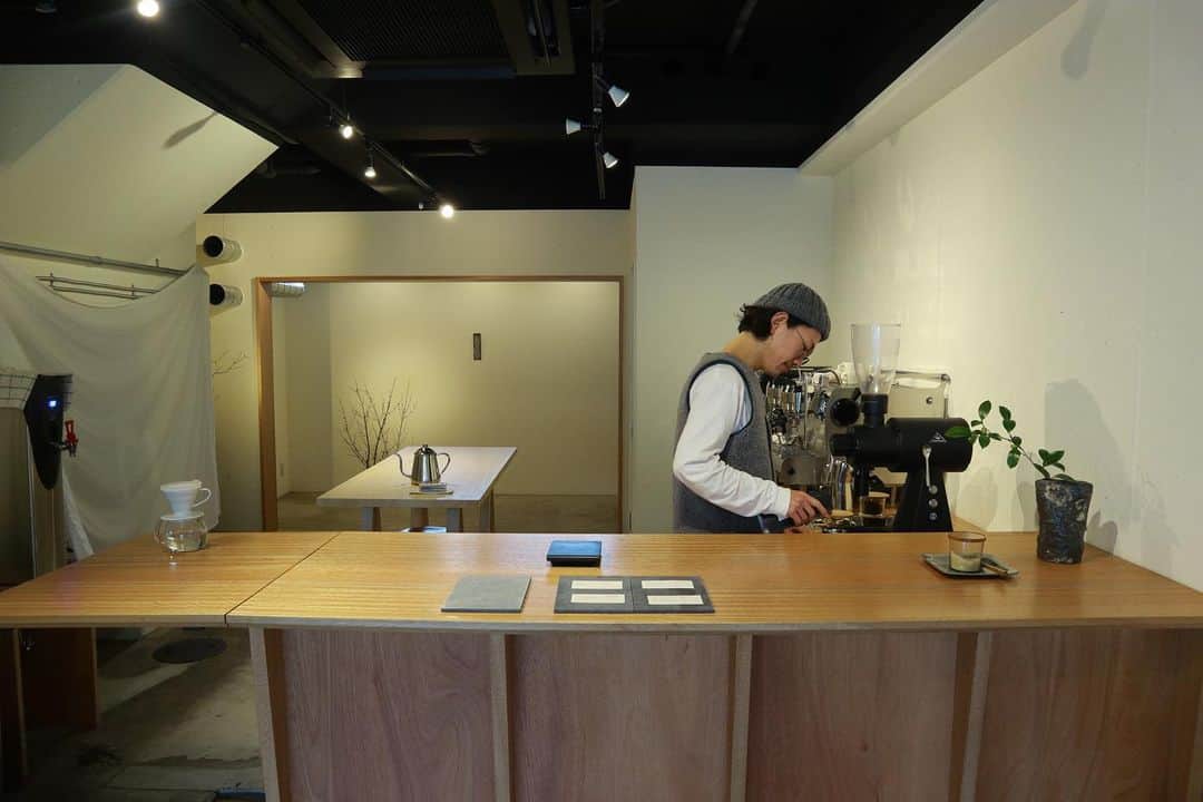 石井輝明さんのインスタグラム写真 - (石井輝明Instagram)「京都、神宮丸太町。 昨日、トークダンテ＋にご来場いただいた皆様、ありがとうございました。 ダブルヒガシがラーメンの話したから夜ご飯ラーメン食べました。  #stylecoffee #cafe #coffee #カフェ #京都カフェ #神宮丸太町カフェ #カフェ芸人 #駅からお店までの道でマラソンしていた #沿道で応援してる人がたくさんいた #大声で頑張れって叫んでる人もいた #応援って素敵 #夢中になりすぎて人に迷惑をかけたらダメだけど #応援する気持ちが素敵 #ビバ応援」1月13日 15時11分 - comandanteishii