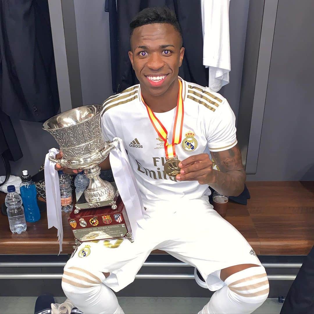 ヴィニシウス・ジュニオールのインスタグラム：「CAMPEONES!! HALA MADRID Y NADA MÁS ✨🏆⚽️」