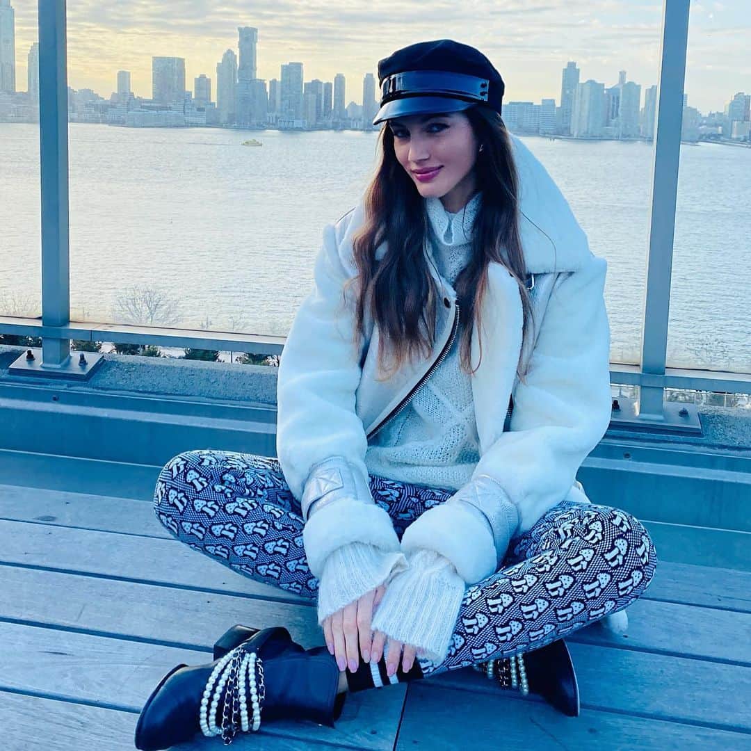 ヴァレリー・カウフマンさんのインスタグラム写真 - (ヴァレリー・カウフマンInstagram)「С новым зимнем днем!❄️ Another beautiful winter day ✨」1月13日 6時42分 - valerykaufman