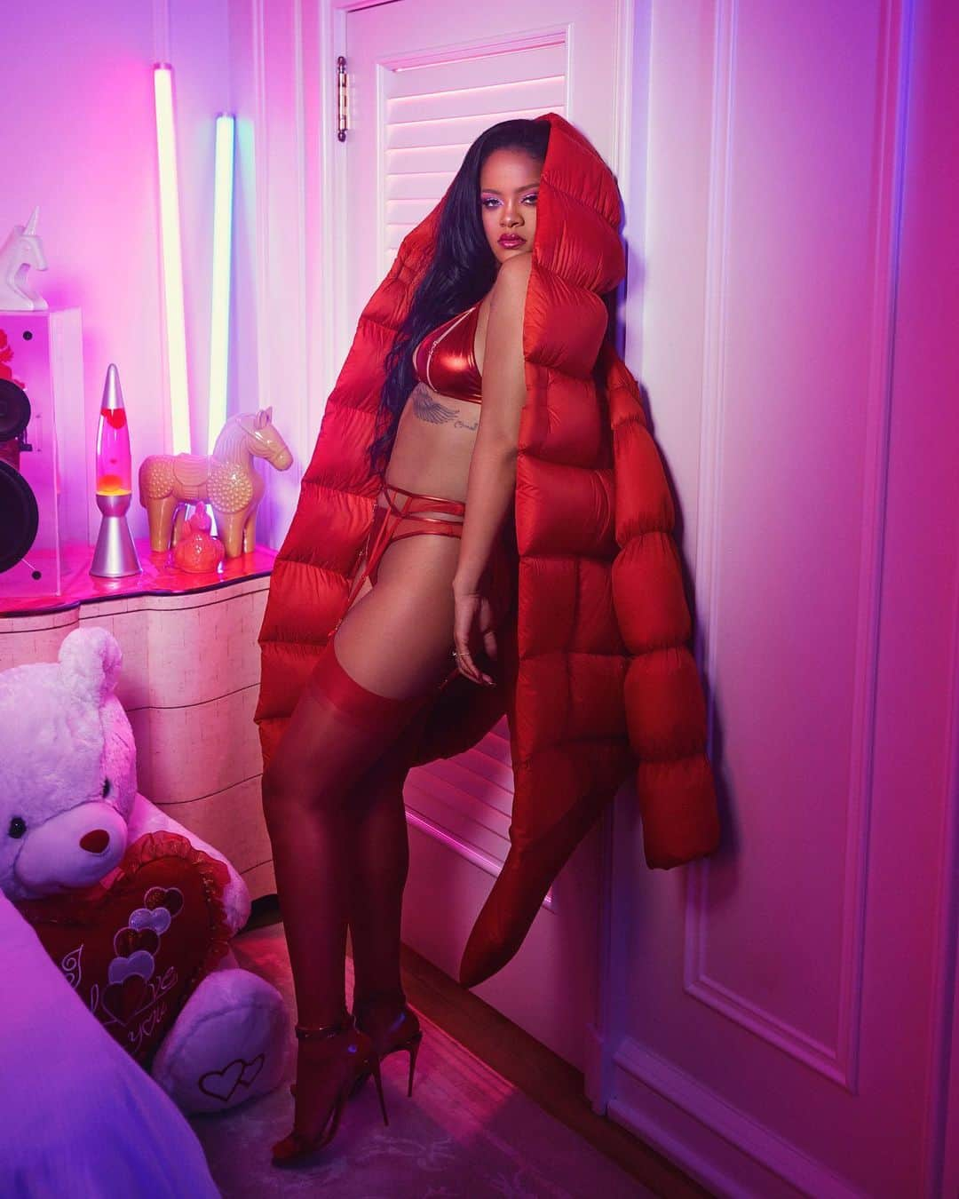 リアーナさんのインスタグラム写真 - (リアーナInstagram)「New Year, New Valentine’s gift!  Get ready to do the most in 2020 with these sexy @savagexfenty styles. We have TWO very special boxes curated and designed by one of my faves and first collaborator for #SavageX, @adamselman 🥰!!!! Head to ‪savagex.com‬ NOW to grab yours #UXTRA #XXSavageX」1月13日 7時03分 - badgalriri