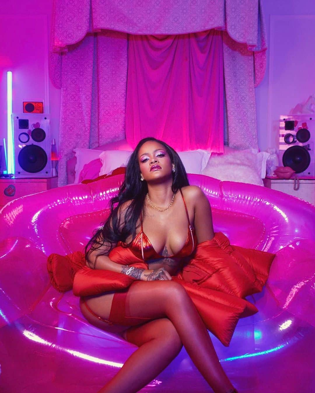 リアーナのインスタグラム：「New Year, New Valentine’s gift!  Get ready to do the most in 2020 with these sexy @savagexfenty styles. We have TWO very special boxes curated and designed by one of my faves and first collaborator for #SavageX, @adamselman 🥰!!!! Head to ‪savagex.com‬ NOW to grab yours #UXTRA #XXSavageX」