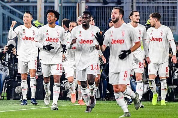 フェデリコ・ベルナルデスキのインスタグラム：「Campioni d’inverno!! 💪🏻💪🏻 ⚪️⚫️ #FinoAllaFine #ForzaJuve #romajuve」