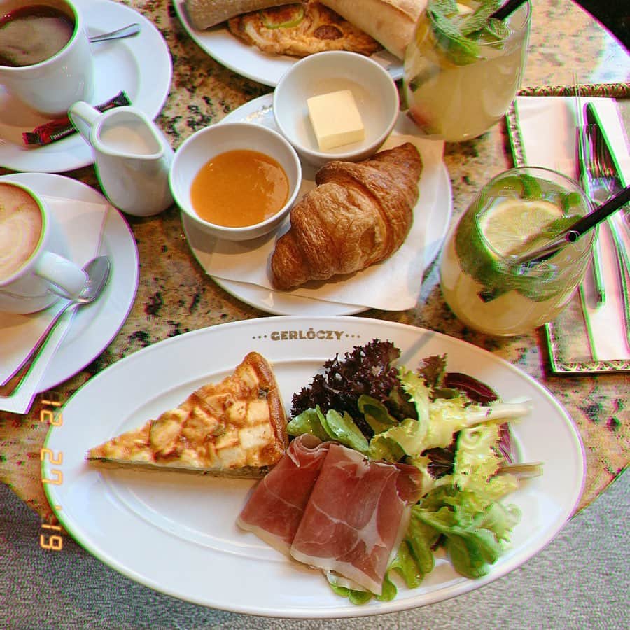郭圈圈さんのインスタグラム写真 - (郭圈圈Instagram)「#HungarianBreakfast 在布達佩斯的第一早 找了一家咖啡廳吃早午餐 點了一份匈牙利早餐&他們店的招牌早餐(?) - 早午餐套餐附1⃣️茶or咖啡2⃣️柳橙汁or檸檬蘇打（喝得很多😂） 3⃣️主餐 匈牙利早餐附的就是匈牙利式的歐姆蛋～ 招牌早餐也蠻不錯～有附簡單的沙拉🥗、鹹派&可頌🥐 - 都沒有太特別 但就都不錯吃～也是第一次知道原來這就是匈牙利式的歐姆蛋 環境很舒適也很放鬆 而且因為外面超冷（大概2、3度）所以覺得裡面特溫暖🥰🥰 - 自由行就是這樣 早餐想吃多久就多久😋 非常自由♥️ . . . . . . #gerloczycafe#budapest#budapesthungary#leainbudapest#lea_europe#lea_hungary#匈牙利#早餐#布達佩斯早餐#歐姆蛋#breakfasttime#morning#foodie#budapestfoodie」1月13日 7時22分 - helloiamlea