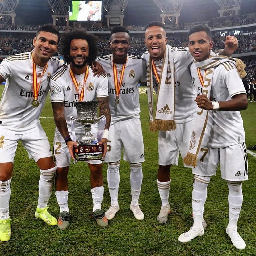 ヴィニシウス・ジュニオールのインスタグラム：「Presente e futuro!! #Brazukas 🇧🇷🏆⚽️ Obrigado por nos ensinar o caminho pra ganhar @casemiro @marcelotwelve」