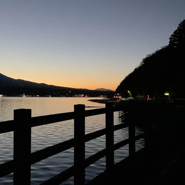 西谷綾子のインスタグラム：「【睡眠ワークショップ】 仕事・趣味など‥日中のパフォーマンスUPのために✊ 今夜から🌃明日の朝から☀️簡単にすぐ出来ることを🤗 ・ 1/15(水) 19:00〜20:00 座学と快眠エクササイズ 20:00〜20:30 交流会(質問受付けます☆) (参加特典 書籍📚プレゼントあり🎀) ・ 座学内容✍️📝 ・質の良い睡眠は"朝"作られる⁈ ・朝に○○取ると質の良い睡眠をサポート ・起床から→11時間後はもっとも深部体温が高い。 その時何をしたら良いか。 ・夜眠る前のNG・OK行動etc… ・朝スッキリ目覚める方法 ・いびきについて ・3日坊主は脳の仕業⁈ ・ 1日やりたい事・やるべき事が沢山あるなか、 ついつい削ってしまうのは睡眠時間だと思います。 ・ しかし、仕事や趣味など集中力高く・判断力早く、 しなやかな行動で最高のパフォーマンスを発揮するためには、  忙しいなかでも"充実した睡眠をつくる技術"が大切です。 そして、上手にコントロールして頂きたいっ✨🙌 . ・ 睡眠は、自分がやりたい事や叶えたい事のためにあります❣️ . ・ 本来備わっている「生体リズム」に合わせて 行動すれば、睡眠が整ってきます。 これまで良いと思って行動していた事がもしかしたら‥ 睡眠の質を下げる行動に繋がっているかも⁉︎😭😱 ・ 参加希望の方はこちらにご連絡をください‼️✨ 💌⇨mebuki1920@gmail.com (MEBUKIプロジェクト事務局　担当山崎康弘)  ①氏名 ②参加したいプログラム ③メールアドレス ・ 自分はもちろん❣️学んだことを友人や家族にも是非っ👍 楽しみながら学びましょう🙌🌈😊 #睡眠改善インストラクターayako」