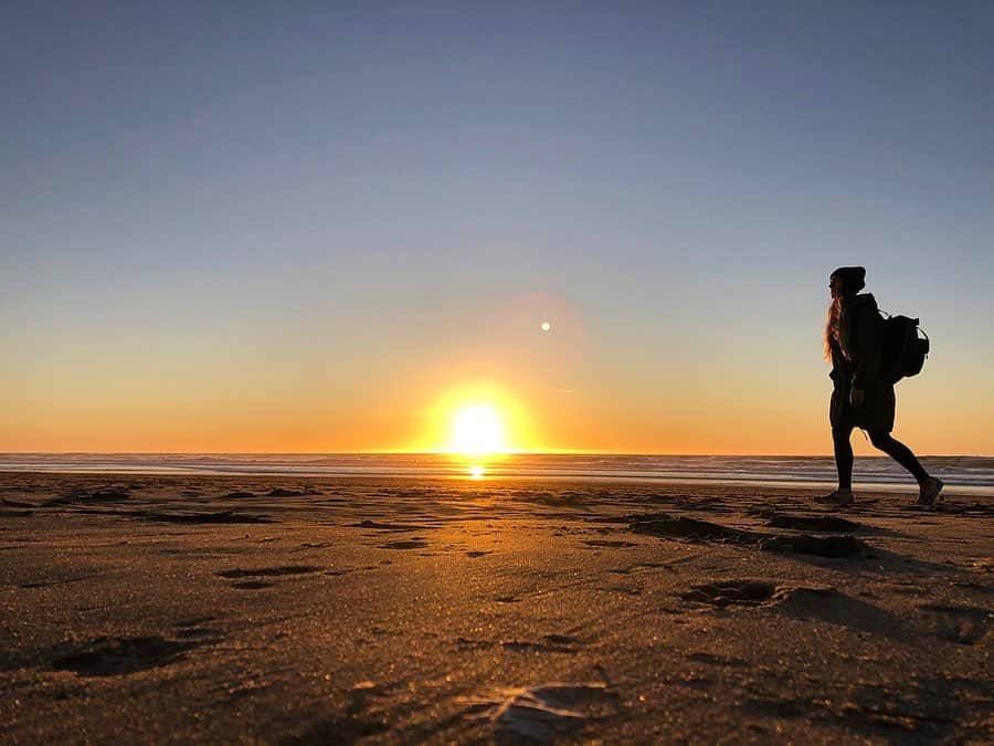 イモージェン・ケアンズのインスタグラム：「just a moment in T I M E 🌅🧭📸 @bernardo_bie #sanfrancisco #oceanbeach #sunset #california」