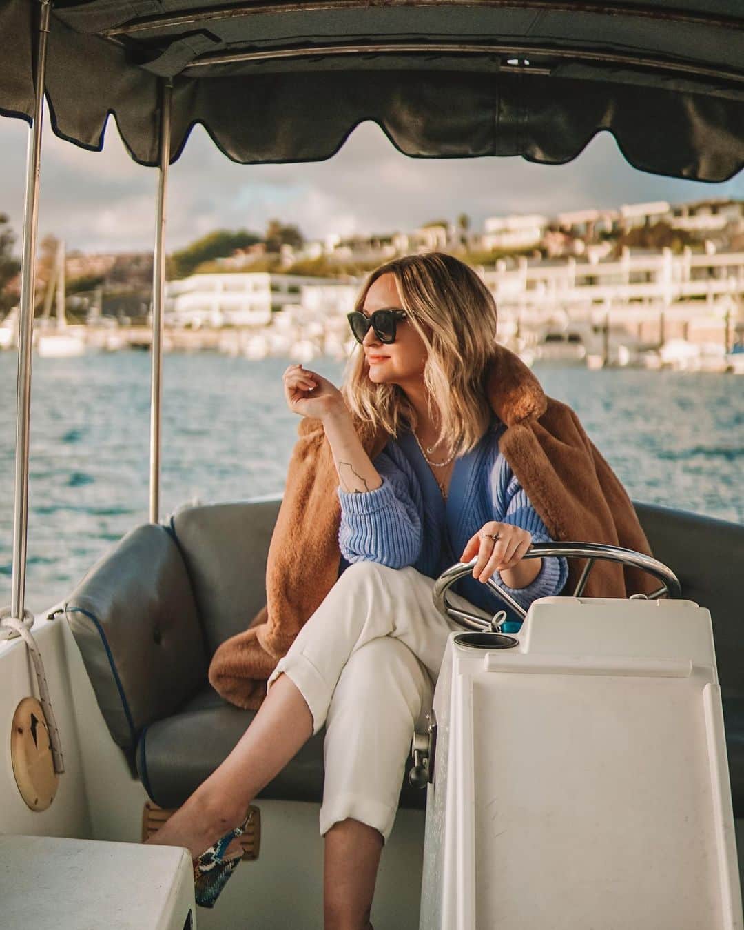 リズ・チェルカソワのインスタグラム：「Picking out my beach house🌴 P.S. This photo is fake. I am a horrible driver and no one in their right mind would ever allow me to navigate any vehicle for any reason what so ever. I save lives every day by not driving. You’re welcome.」