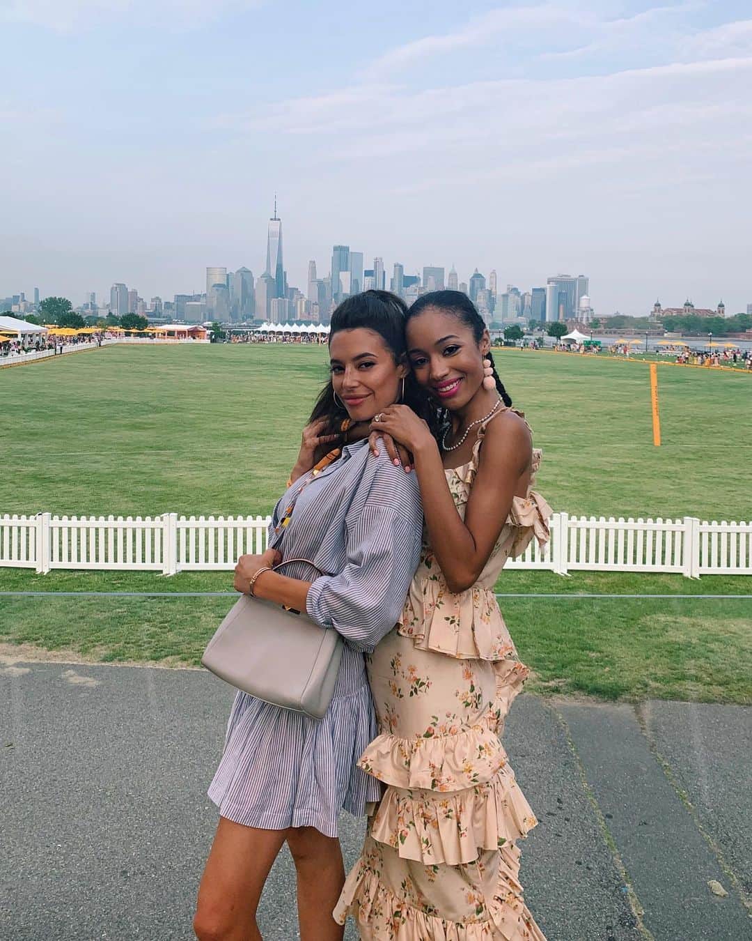 クロエ・ブリッジスのインスタグラム：「Happy birthday to my girl @erinnwestbrook I love you! Thank you for being such a good friend and for answering all my ignorant questions about the wedding process and for being a fellow Capricorn cause it is obviously the superior astrological sign!」