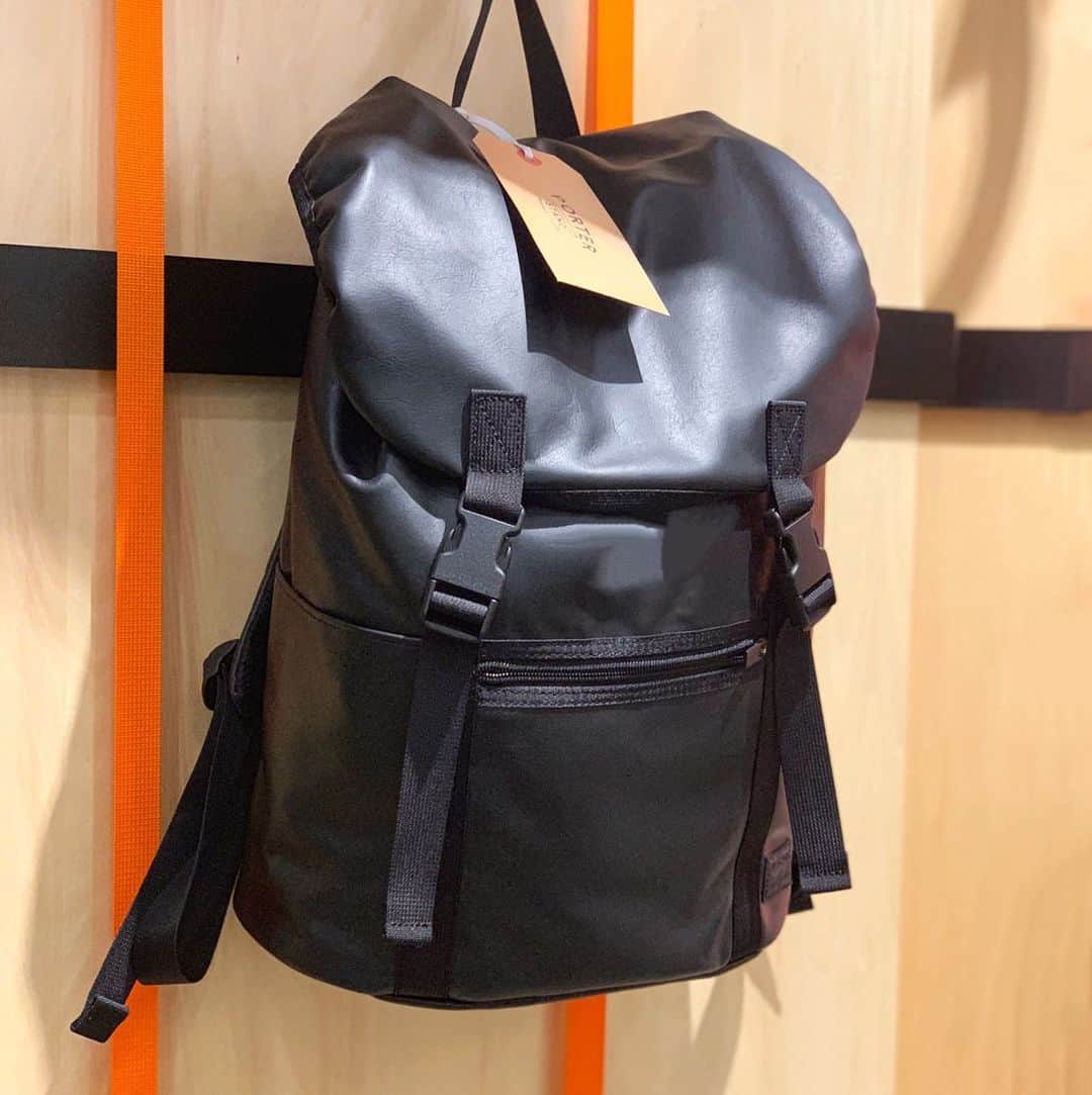 のインスタグラム：「「PORTER STAND SHINAGWA STATION」  おはようございます。 本日はご好評いただいている「ポーター アルーフ」シリーズよりリュックサックをご紹介いたします。軽く手触りの良いカーフを贅沢に使ったレザーカジュアルシリーズ。使用しているカーフは、皮下脂肪が少なく吟面が詰まっているため、コシのある革に仕上がっています。 本日ご紹介するリュックサックは、普段使いから、ショートトリップまで幅広いシーンでお使いいただけるサイズ感が魅力です。 是非、店頭でご覧ください。  ポーターアルーフ リュックサック￥43,800（税別）  #yoshidakaban #porter #吉田カバン #ポーター #luggagelabel #porteryoshida #porterflagshipstore #porter exchange #kurachikabyporter #porterseoul #potr #madeinjapan #japan #porterstand #shinagawa #tokyo #station #kyoto #aloof #leather #calf #rucksack」
