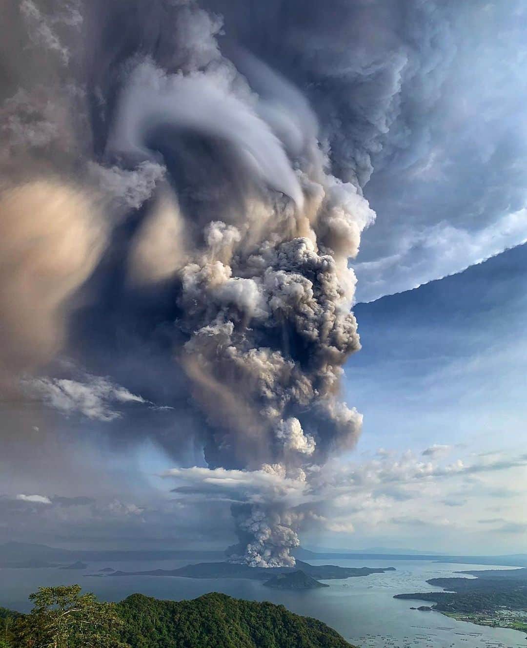 アン・カーティスのインスタグラム：「Praying for all of those who have been affected by the taal volcano eruption in the Philippines yesterday 💔 Hope everyone living close by were able to evacuate in time. Please take all necessary health precautions as instructed by the LGU’s for yours and your family’s safety. Stay indoors if you must.. I heard the ash fall reached various parts of the metro last night and it can be quite hazardous to your health. Swipe to see how you can properly take care of yourselves and family.  Please don’t forget your fur babies too. 🐱🐶🐧. 📷: @coffee_dante Dante Pamintuan and @whophilippines」