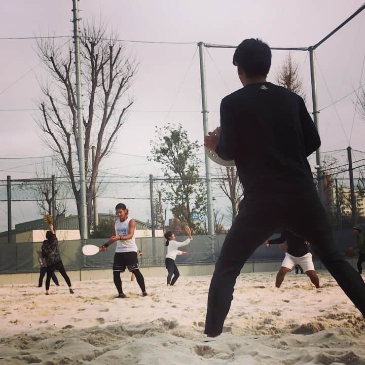 のインスタグラム：「三連休も #フレスコボール 🏓 どのコースも強いアタックが打てるようにというのがまだできてないのをできるように！✍️と、フルパワーアタックをひたすら連続でできるような体力を💪アベレージ打ちは確率をあげる。✊ 今日も頑張るー！！🙏 #Frescoball #Frescobol #スポーツ #アスリート #athlete #マイナースポーツ #ビーチ #beach #sports #ビーチスポーツ#トレーニング #運動  #ラケット #テニス #卓球 #japan #日本 #ブラジル #tennis #羽子板 #tabletennis #筋肉」