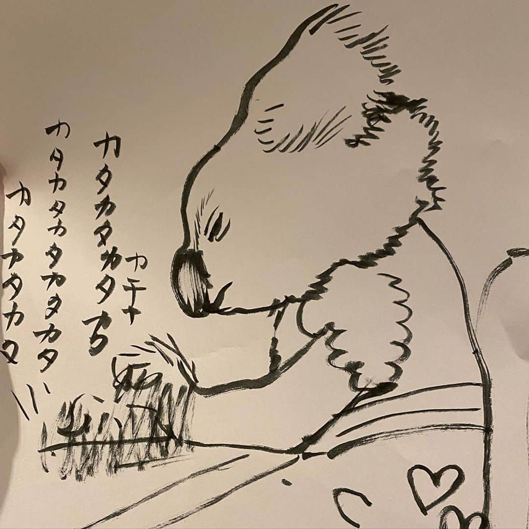 ヒグチユウコさんのインスタグラム写真 - (ヒグチユウコInstagram)「しごとのできるコアラ🐨　追記・前からコアラで顔を描いてる友人の仕事ぶりの絵です。顔はコアラには似てません。どちらかというとスナメリです。」1月13日 8時38分 - yukohiguchi3