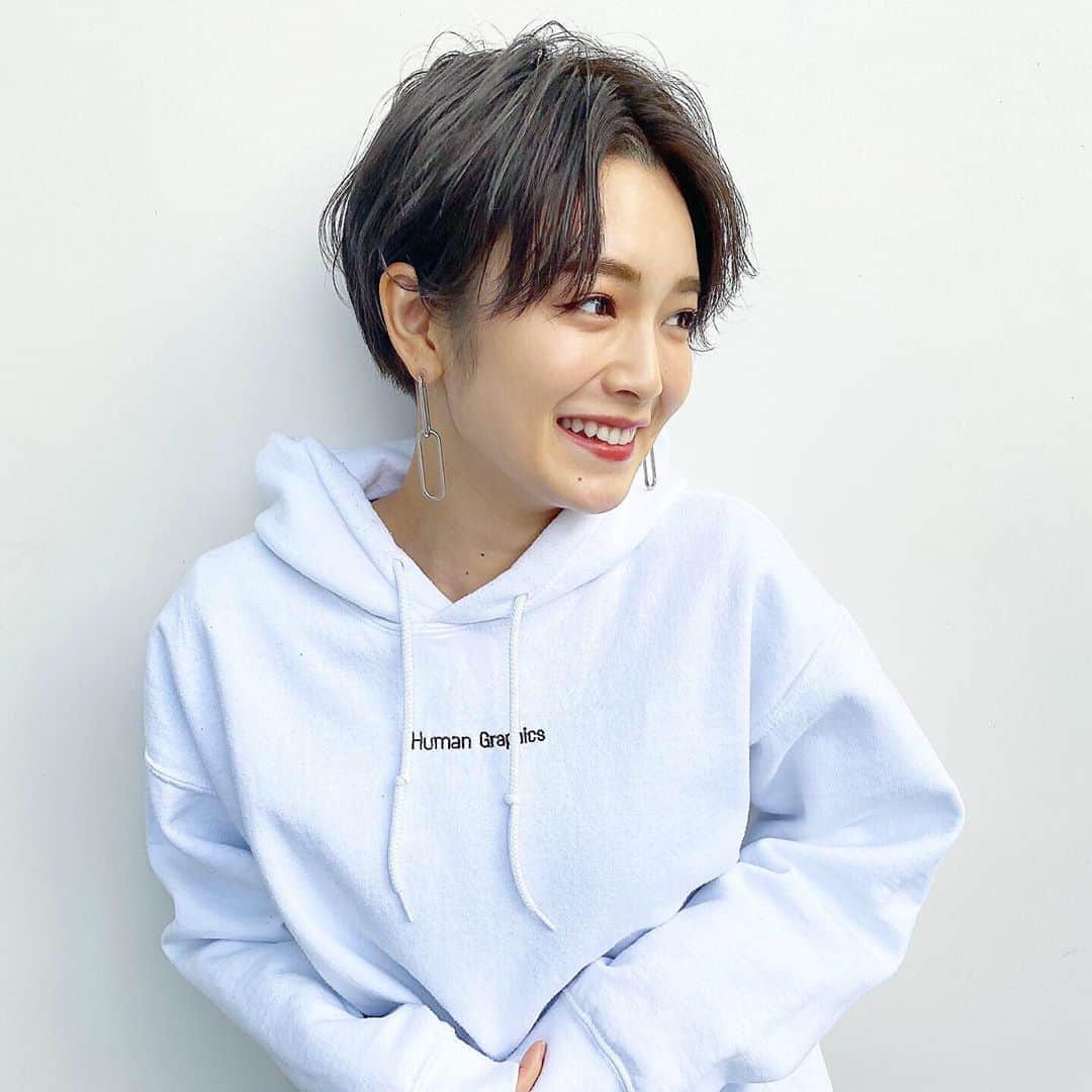 富久美玲のインスタグラム：「_ . 全体的にバッサリカットしてイメチェ〜ン 1年前と同じ髪型にして頂きんか💇🏻‍♀️💓 . ベリーショートにしてから1番好きな髪型👍🏻 . カラーは暗めでラベンダーグレー＼(^o^)／ . よく質問が多いノーセットも動画で載せて あるので是非CHECKしてみて下さい！！！ . #ヘアメンテナンス#ベリーショート#ハンサムショート#刈り上げ#ラベンダーグレー#アプリエ#ヘアカラー」