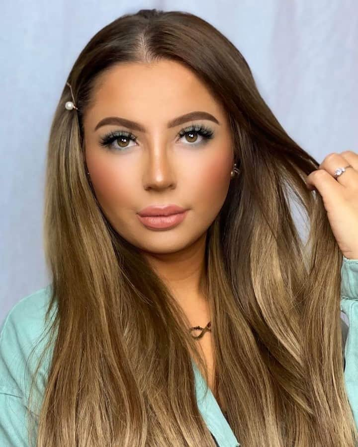 Too Facedさんのインスタグラム写真 - (Too FacedInstagram)「Beauty babe @dzeni_xo complements her glam with our Born This Way Foundation in shade Honey, Lip Injection Extreme, and Gingerbread Tan Bronzer! 😍 #regram #toofaced」1月13日 9時01分 - toofaced