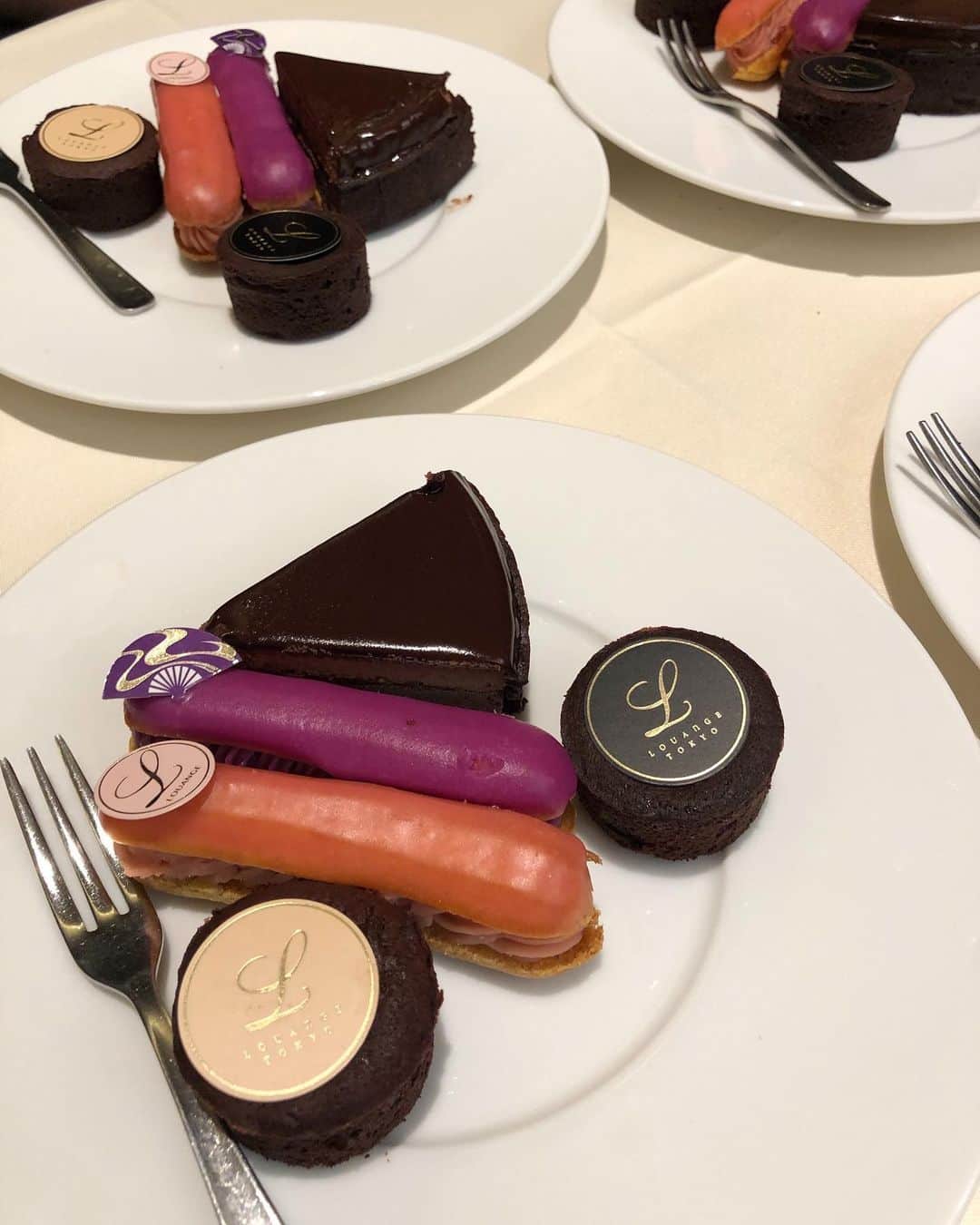平アスカさんのインスタグラム写真 - (平アスカInstagram)「. 『LOUANGE TOKYO』のバレンタイン2020コレクション🍫🌹♥️ . わたしもお誕生日にこの　@louange.tokyo のくまさんのケーキでお祝いしてもらってすごく嬉しかったの覚えてる☺️✨ 可愛いくって、味も上品ですごく美味しいケーキやチョコレート。どれもおしゃれで見惚れます🤤♥️ 来月のバレンタインにぜひ🥰✨ #ルワンジュ東京 #バレンタイン」1月13日 9時04分 - asucataira