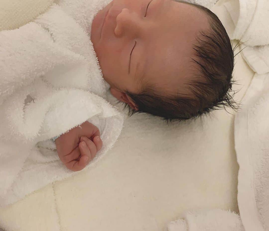赤神幸依のインスタグラム：「. 2020年1月11日 私たちに、長男が誕生しました。一生をかけて、この子を守っていきます。」