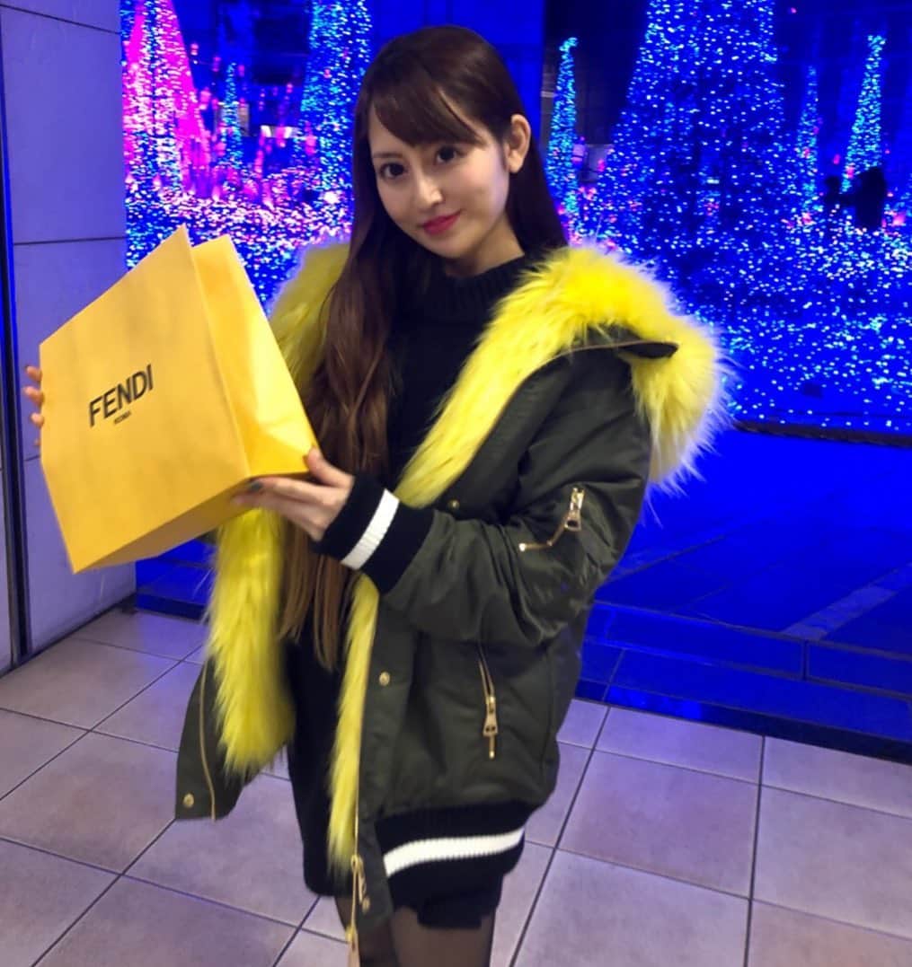 のインスタグラム：「おはよう🐹✨ #財布新調 #カレッタ汐留 #イルミネーション #rady #fendi #フェンディ  #プレゼント企画 風笑 #followforfollowback #likeforlikes #shopping #キャバ嬢 #銀座ホステス #28yearsold #28歳」