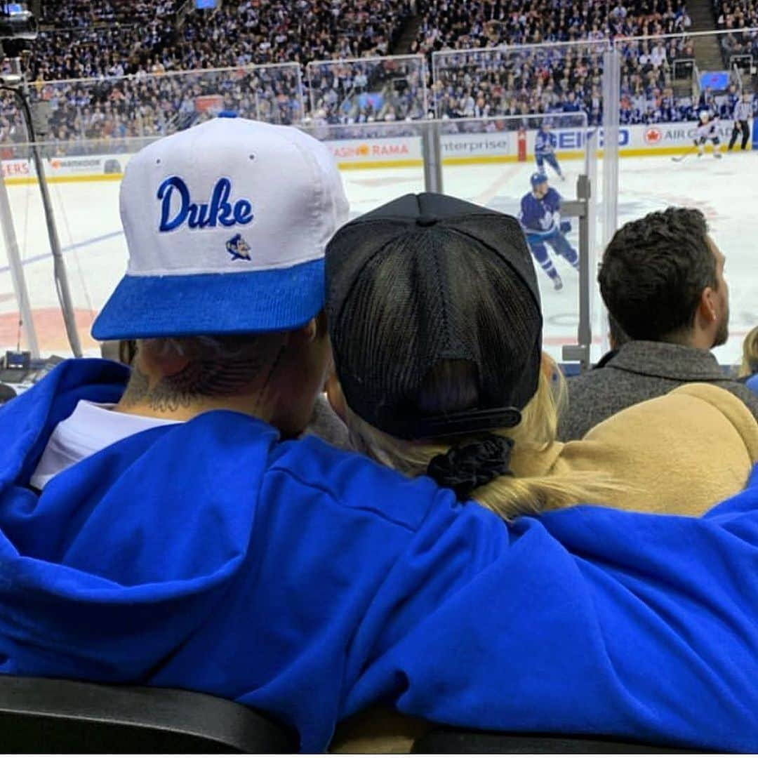 ジャスティン・ビーバーさんのインスタグラム写真 - (ジャスティン・ビーバーInstagram)「Nothing better than wifey and I at a @mapleleafs game! Go leafs go」1月13日 9時18分 - justinbieber