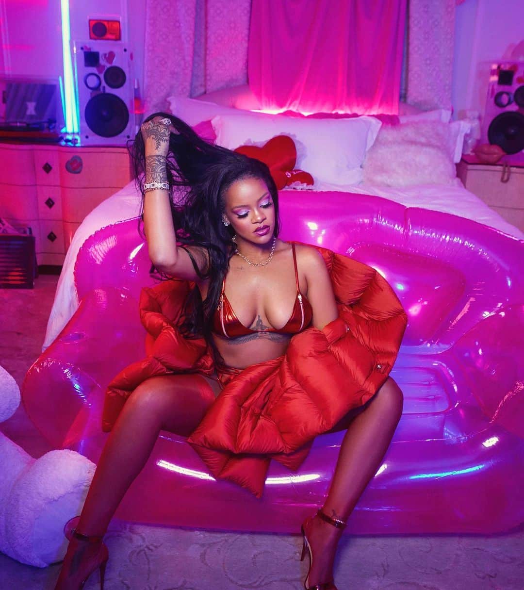 リアーナのインスタグラム：「The @savagexfenty Valentine collection designed by @adamselman available now on savageX.com」