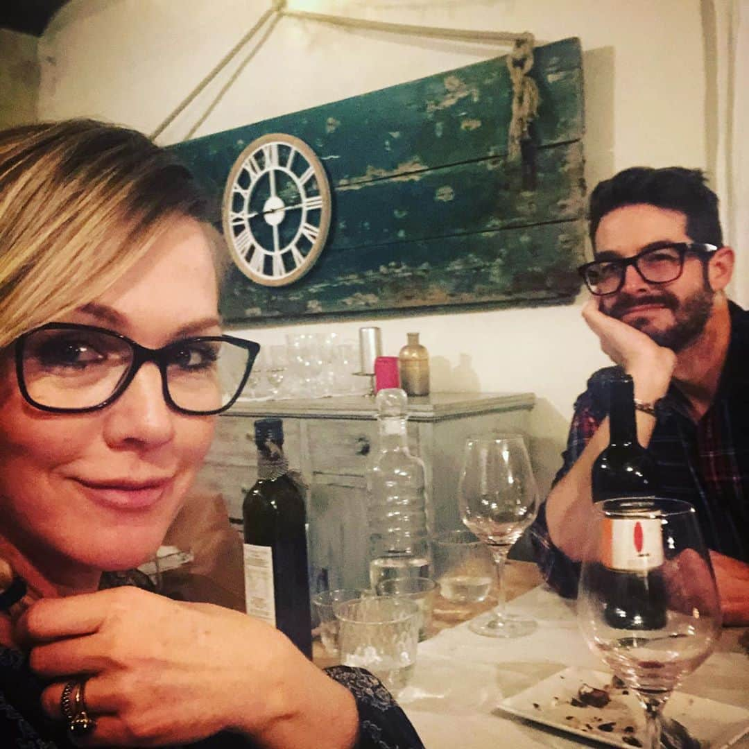 ジェニー・ガースさんのインスタグラム写真 - (ジェニー・ガースInstagram)「Date night in Italy ❤️🇮🇹🍷 @dirvla  @locandaintuscany」1月13日 9時29分 - jenniegarth