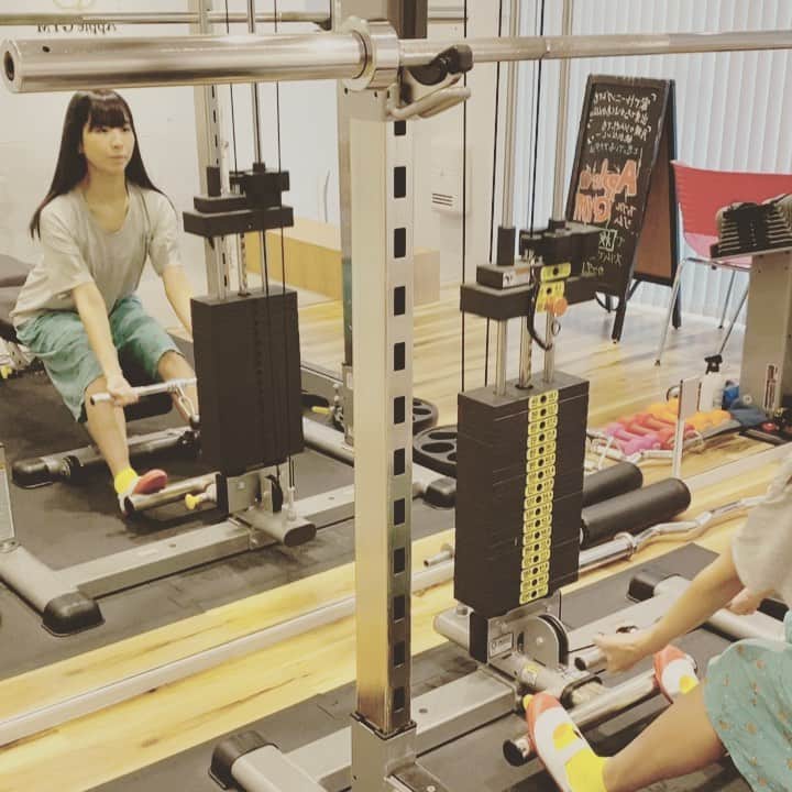古川未鈴のインスタグラム：「. . サボっていたトレーニングを再開。 スクワットもたくさん。 おかげさまで立ち座りができません。筋肉痛。 しかし筋肉痛に喜びを感じている私もいます！ . . . . #gym  #apple_gym  #筋トレ」
