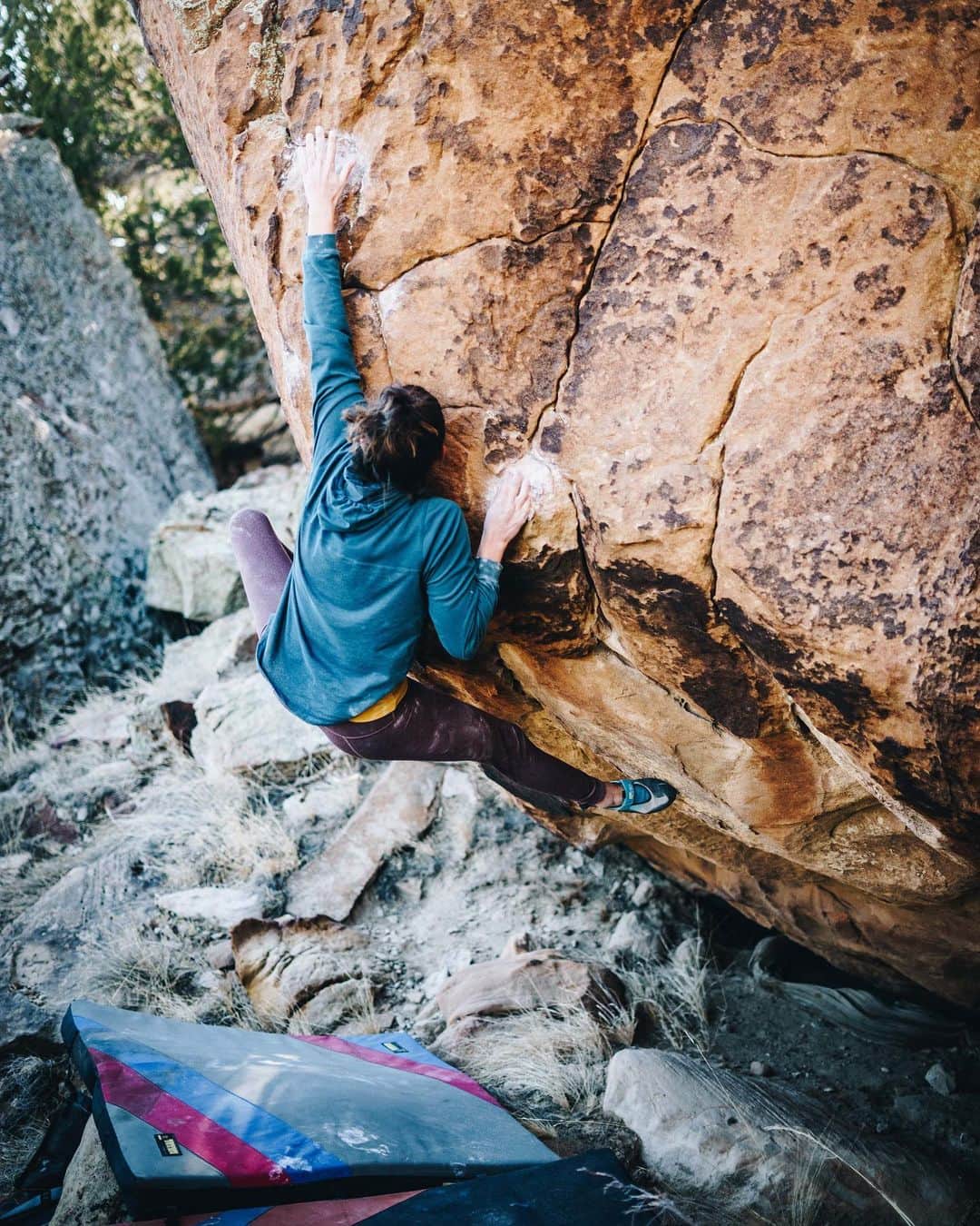 Alexis Mascarenasのインスタグラム：「Weekends on Dakota sandstone 🌵💕 This one made me bleed after punting on the top out this morning. 📸 @letsgotothezukie  #climbwithhonor #tensionclimbing #organicclimbing #frictionlabs #soco #colorado #bouldering #dentalstudent」