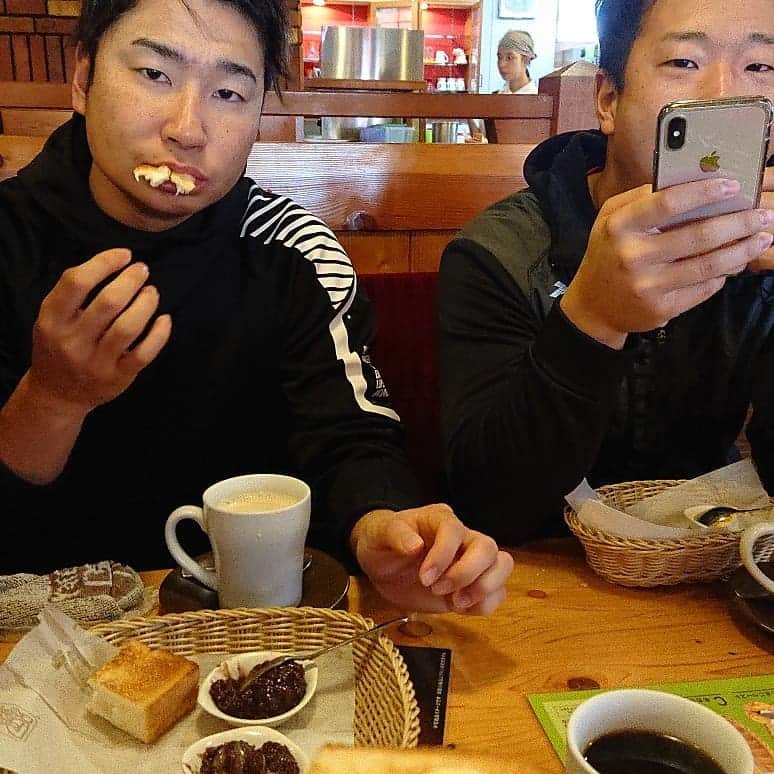中崎翔太さんのインスタグラム写真 - (中崎翔太Instagram)「コメダ でモーニングコーヒー パン越し。  #コメダ #モーニングコーヒー #パン越し」1月13日 9時41分 - zakisan5621