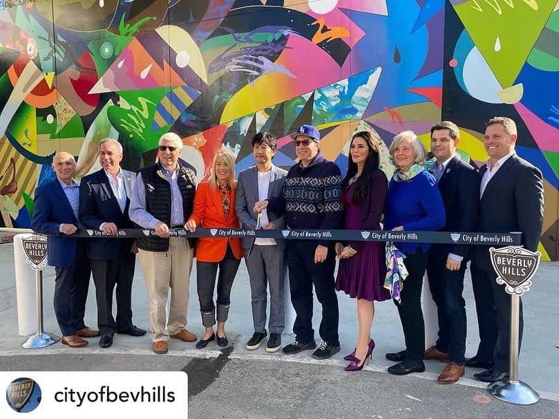 松山智一のインスタグラム：「Today was the mural activation ribbon cut for a commissioned mural by the @cityofbevhills.  #repost It’s official! The Cañon Mural is here! If you weren’t at today’s Ribbon Cutting ✂️you can still visit the mural anytime! #canonmural #BHPW  ビバリーヒルズ市から依頼された壁画完成のセレモニーでLAに。」