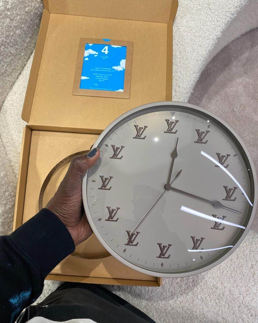 HYPEBEASTさんのインスタグラム写真 - (HYPEBEASTInstagram)「@hypebeaststyle: @virgilabloh gives us a look at the invite for @louisvuitton's show 4 titled “Heaven on Earth.” The invite is a clock that spins backward. - “A broke clock is right twice a day...”⁠⠀ Video: Virgil Abloh」1月13日 9時44分 - hypebeast