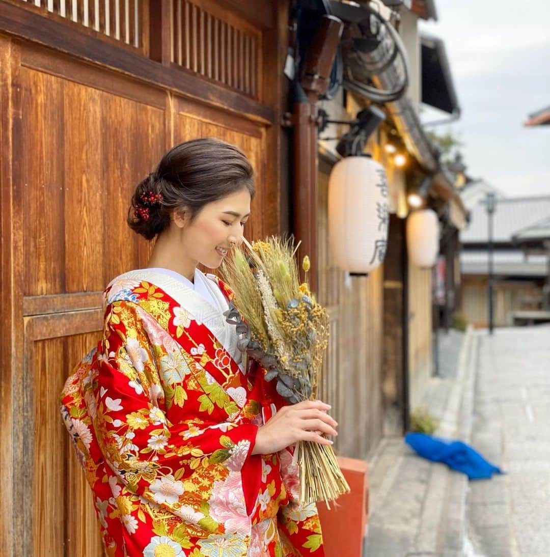 井上麻衣さんのインスタグラム写真 - (井上麻衣Instagram)「good morning✨🕊 久しぶりに和装をしたので 肩が筋肉痛😭 . . 出産して以来ゆっくり夫婦の時間を 作れなかったから嬉しかったなぁ💕 . . . #instagood #istalike #wedding  #weddingphoto #kyoto#japan #kimono #後撮り#和装#和装ヘア #和装前撮り #結婚式 #和装花嫁 #京都#和装京都前撮り」1月13日 9時55分 - mai_inoue