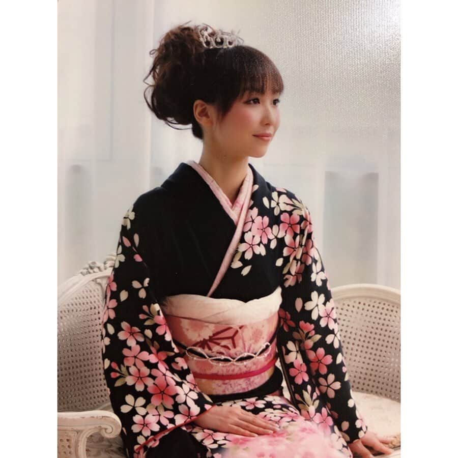 長久梨那さんのインスタグラム写真 - (長久梨那Instagram)「． 成人の日👘 新成人の皆様おめでとうございます💖 今日はボートピア栗橋でイベントMCやります🎶 12:50～、13:20～、13:50～トークショー💓 ゲストは濱崎寿里矢選手と吉田杏美選手👧🏻💗 ぜひ遊びに来てください🥰 去年の私の成人式の写真載せとくね❤️ #ボートレース #ボートレーサー #埼玉 #女子レーサー #成人式 #成人の日 #新成人 #10年間の記憶失くした #振袖 #着物 #ファッション #ピンク #イベント #MC #司会 #アナウンサー #リポーター #女優 #生島企画室 #長久梨那 #フォロー #フォローミー #japan #girl #kimono #kimonostyle #fashion #instafashion #instafollow #followme」1月13日 10時00分 - rinanagahisa