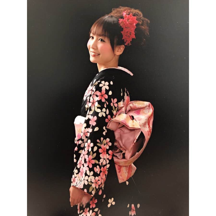 長久梨那さんのインスタグラム写真 - (長久梨那Instagram)「． 成人の日👘 新成人の皆様おめでとうございます💖 今日はボートピア栗橋でイベントMCやります🎶 12:50～、13:20～、13:50～トークショー💓 ゲストは濱崎寿里矢選手と吉田杏美選手👧🏻💗 ぜひ遊びに来てください🥰 去年の私の成人式の写真載せとくね❤️ #ボートレース #ボートレーサー #埼玉 #女子レーサー #成人式 #成人の日 #新成人 #10年間の記憶失くした #振袖 #着物 #ファッション #ピンク #イベント #MC #司会 #アナウンサー #リポーター #女優 #生島企画室 #長久梨那 #フォロー #フォローミー #japan #girl #kimono #kimonostyle #fashion #instafashion #instafollow #followme」1月13日 10時00分 - rinanagahisa