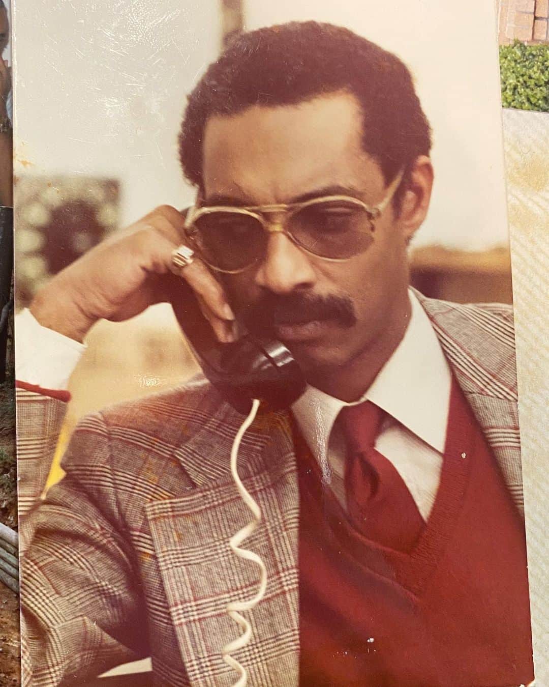ケリー・ヒルソンのインスタグラム：「Pops with the “IG lookaway” tho... On behalf of Mom and the family, I just wanted to thank everyone who called, text, sent flowers, and the family & friends who came to honor my father in his final rest. We felt lovingly surrounded in our time of mourning. To everyone who helped this week be any easier for us in any way, thank you. To the staff at #GreenforestBaptistChurch & Gregory B. Levett Funeral Home, you all did a wonderful job. Congressman Hank Johnson (@rephankjohnson), thank you for commemorating my father with a posthumous Congressional Citizen of Distinction Award from District 4 and DeKalb County for his life, legacy and leadership.  We’re especially grateful to all who shared with us beautiful stories we’d never known of how my father has impacted your life. It has given his LIFE even more meaning, which allows us to have peace in his passing. THANK YOU. Rest In Perfect Peace, Skip Hilson. ❤️🌹🕊」