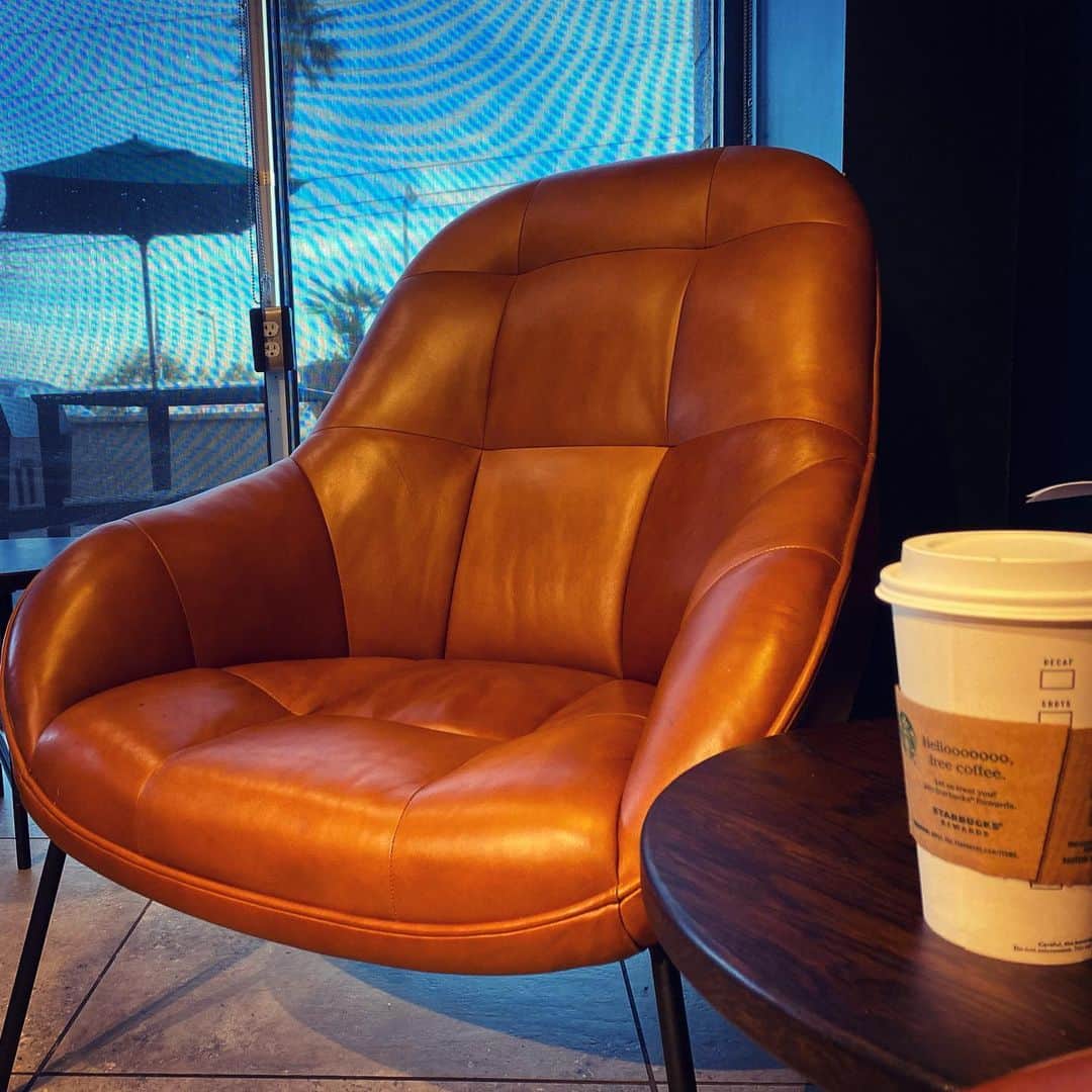 虎牙光揮さんのインスタグラム写真 - (虎牙光揮Instagram)「このスタバ･･･めっちゃ落ち着く😁  おかげで打ち合わせも順調に行きました👍🏻 因みに鉄板メニューは･･･期間限定が出たら試すけど、普段はカフェラテ派です☕️ #Starbucks #CafeLatte #confortable #LasVegas #Nevada #USA」1月13日 10時09分 - mickeykoga