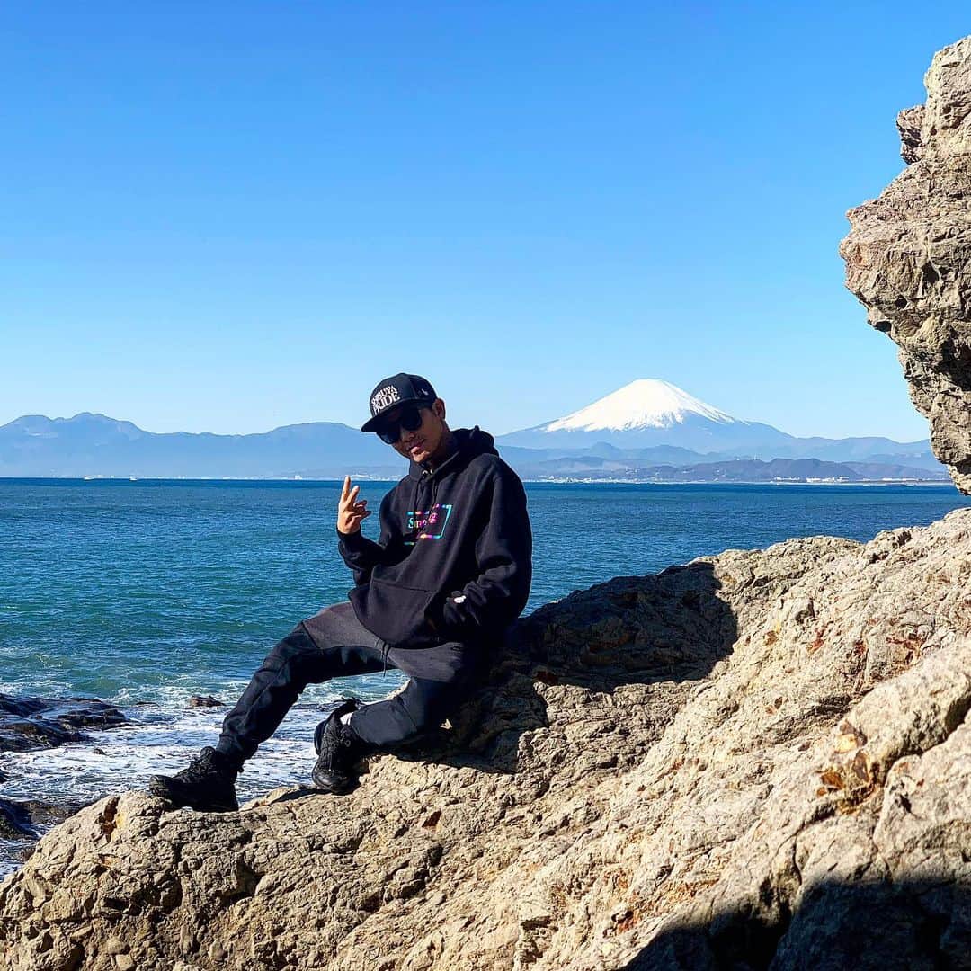あっくんのインスタグラム：「本日成人の日！ 成人の皆様おめでとうございます。 野暮ったくはありますが、少しだけメッセージを。 20歳って何が大きく変わるかって 責任と自立を求められる様になる。 身体の毒となるタバコも酒もOK。その変わり自分の身体は自分で管理しなさいよって。 悪さしたら、実名がニュースに載り世間に晒される。 この人成人してるのにこんな事してるんですって。 成人式だから目立とうとしてる子はいっぱいいるけど、俺らの時代は本当にやんちゃしてた奴らは成人式で人一倍ルールやモラルを大事にしていた。 本当の意味での格好良さをしっかり考えて、大人として対応しよう。 今日1日が成人したみんなにとって 最高の1日になりますように。」