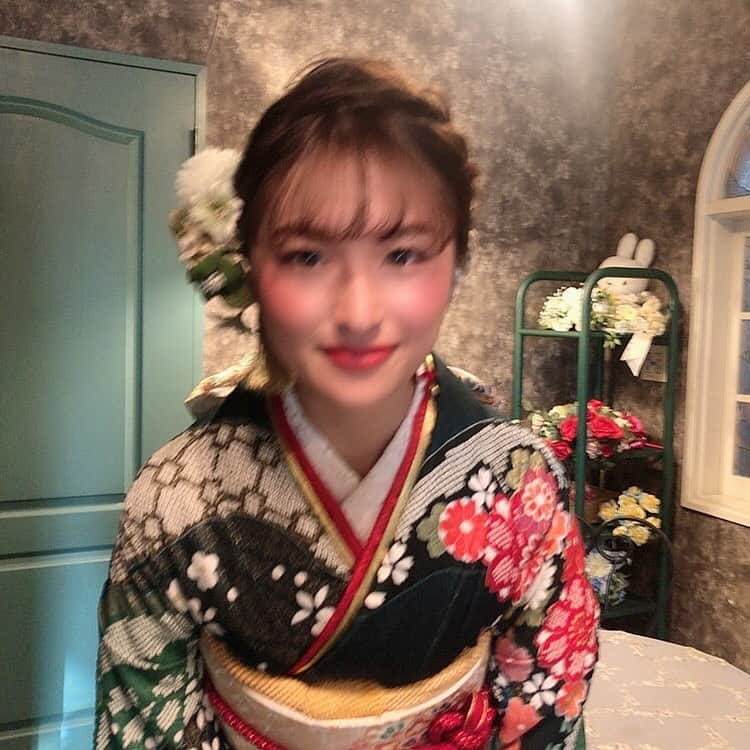 渡邊菜々さんのインスタグラム写真 - (渡邊菜々Instagram)「・ 熊本城は前撮りの時📸 すごく楽しくて昨日なんてあっという間に過ぎていった、、、、 戻りたい、😂😂 みんな大人になってたー性格も丸くなって😂😂爆笑爆笑爆笑 素敵な1日でした︎☺︎ ・ #熊本#成人式#熊本城#前撮り #1日だけ中学生に戻れた気分 #同窓会最高#二次会盛り上がりすぎ😂笑 #めっちゃ楽しかった#よき思い出 #ありがとう#パパママ#20年間#育ててくれて #渡邊菜々#わたなな#🌻 #共に生きてきた熊本県 #ハタチは一生もの」1月13日 10時31分 - watanana1225